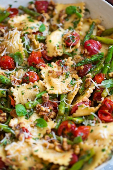 Ravioli Dinner Ideas, Four Cheese Ravioli, Vegetable Ravioli, Garlic Herb Sauce, Herbs Cooking, Asparagus Recipes Oven, Asparagus Garlic, Best Asparagus Recipe, Grilled Asparagus Recipes