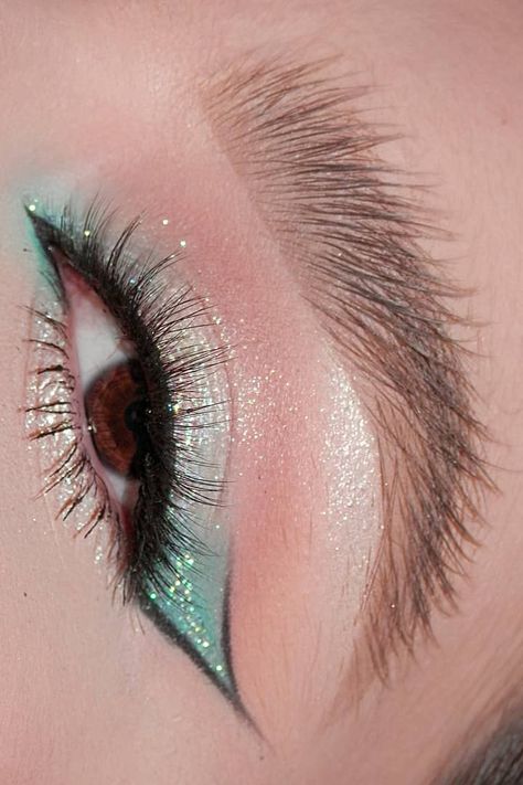 Sea Green aesthetic Eye Makeup look inspiration #eyemakeup #makeup #aesthetic #beauty #makeuplooks #aestheticmakeup Pretty Green Eye Makeup, Sea Green Eyeshadow, Jade Eye Makeup, Green Mermaid Eye Makeup, Prom Makeup Teal Dress, Aquamarine Makeup Looks, Sea Eye Makeup, Tourquise Eye Makeup, Sea Green Makeup Look