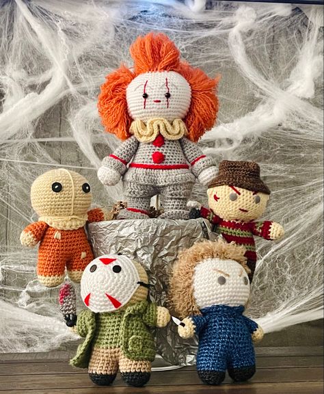 Penny Wise Crochet Pattern, Jason Crochet Pattern, Crochet Jason Voorhees Pattern, Crochet Horror Characters, Crochet Horror Dolls Free Pattern, Pennywise Crochet Pattern Free, Horror Movie Crochet Patterns Free, Crochet Michael Myers, Michael Myers Crochet