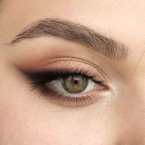 Eyeshadow For Green Eyes, Winged Eyeliner Tutorial, Subtle Makeup, Simple Eyeliner, Perfect Lipstick, Masks Diy, Games Diy, Halloween Recipe, Smink Inspiration