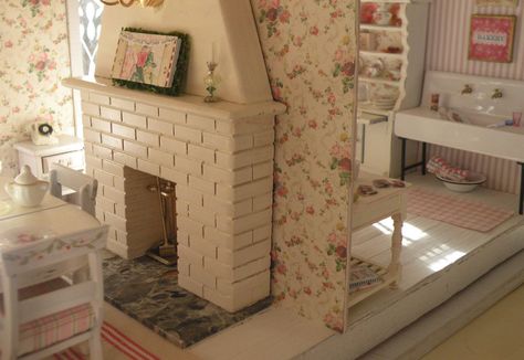 sweet fireplace Orchid Dollhouse, Tiny Dining Rooms, Dollhouse Interior, Miniature Home, Simple Cottage, Dollhouse Living Room, Dolls House Interiors, Miniature Rooms, Summer Rose