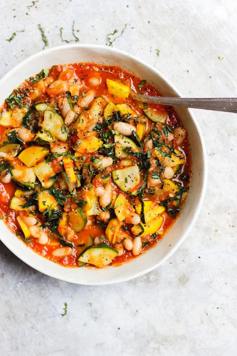 Stewed zucchini in fresh tomato sauce with white beans and kale. A summery zucchini stew that's ready in under fifteen minutes, vegan and gluten-free. #zucchinistew #stewedzucchini #zucchiniandtomatosauce #zucchinirecipes Stewed Zucchini, Zucchini Stew, Vegan Stew, Fresh Tomato Sauce, Healthy Summer Recipes, Sauce Tomate, Zucchini Recipes, Vegetable Soup, White Beans