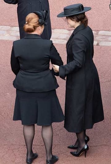 Casual Kate Middleton, Kate Middleton Sister, Sarah Ferguson Wedding, Queen Elizabeth Jewels, Princess Eugenie And Beatrice, Eugenie Wedding, Sarah Duchess Of York, Kate Middleton News, Military Style Coats