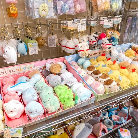 🥰These Sumikko Gurashi fluffy plushies can brighten someone's day! 🌸 Can you name all the Sumikko Gurashi cuties you can see in this photo? 😍💕✨ #sumikko #sumikkogurashi #sumikkogurashicollection Sumikko Gurashi Plushies, Sumiko Gurashi Plush, Fluffy Plushies, Plushie Inspiration, Sumikko Gurashi Plush, Summiko Gurashi, Sumiko Gurashi, Mannequin Challenge, Cute Squishies