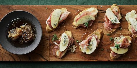 Apple and White Cheddar Crostini with Honey Recipe | Crate & Barrel Crostini Party, Pear Crostini, Party Canapes, Crostini Recipe, Football Appetizers, Food Fall, Fennel Soup, Crostini Appetizers, Crostini Recipes