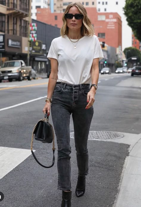 Chic Mom Outfits, White Tshirt Outfit, Jeans And T Shirt Outfit, Chanel Style Jacket, Style Désinvolte Chic, Dressy Casual Outfits, Crew Neck Tshirt, White Crew Neck, Street Style Summer