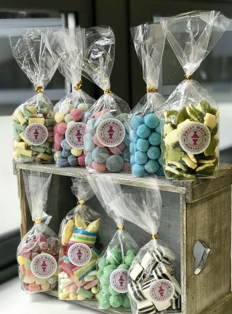 Mesa Candy Bar, Cookie Gift Packaging, Candy Business, Candy Giveaway, Fruit And Veg Shop, Candy Theme Birthday Party, Candy Bar Party, Chocolate Hampers, Sweet Cones