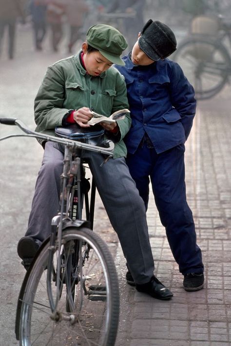 Boys in China, by Steve McCurry, (via stevemccurry.com) People Relaxing Photography, Steve Mccurry Photos, Random Poses, Steve Mc, Steve Mccurry, Best Documentaries, Documentary Photographers, Human Poses Reference, Reading A Book