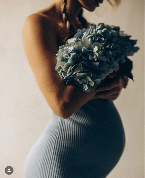 Photo Ideas For Pregnant Women, Flowers Maternity Shoot, Baby Bump Photoshoot, Maternity Studio Photoshoot, Pregnancy Belly Photos, Maternity Photography Poses Couple, Maternity Photography Poses Pregnancy Pics, Maternity Studio, Spring Photoshoot