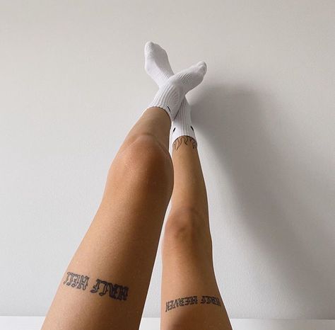 Knee Tattoos Women Words, Above The Knee Tattoo Ideas, Tattoo Sentences, Tattoo Pierna, Cute Hand Tattoos, 13 Tattoos, Handpoke Tattoo, Forearm Tattoo Design, Make Tattoo