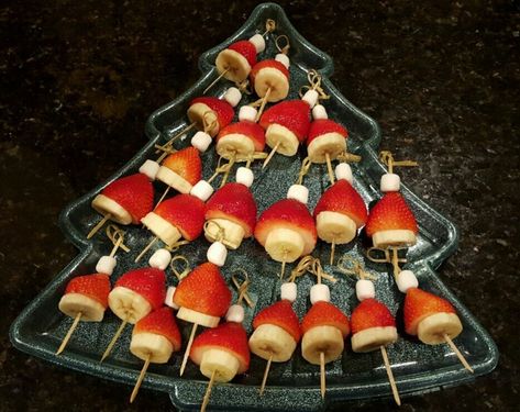 Santa Hat Fruit, Santa Hat Dessert, Santa Hats Fruit, Christmas Veggie Platter, Veggie Platter Ideas, Santa Veggie Tray, Quick Christmas Dessert, Christmas Veggie, Christmas Veggie Tray