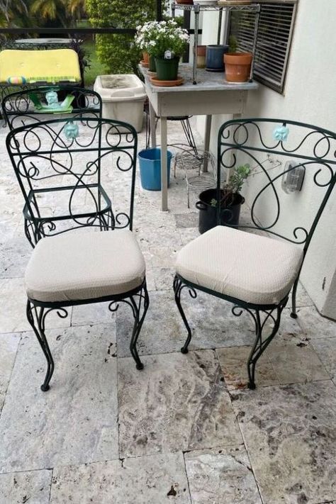 How to Upgrade Old Patio Chair Recycled Activities, Landscaping Cheap, Patio Chairs Makeover, Balcony Stairs, Furniture Repurposing, Planters Patio, Iron Chairs, Patio Garden Ideas, Easy Patio