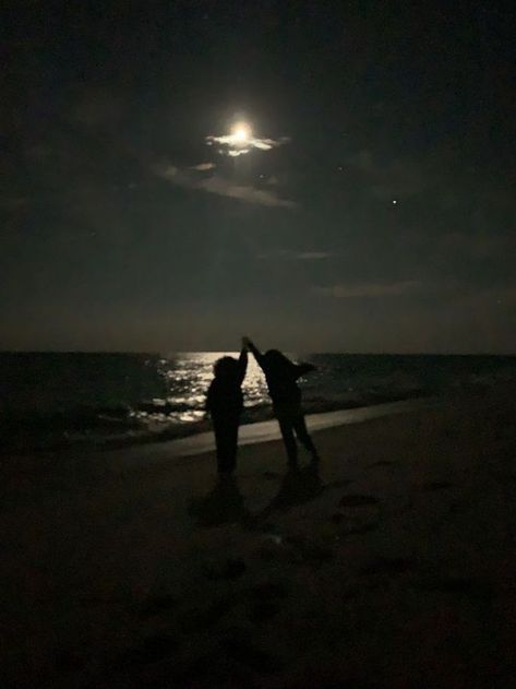 beach at night Dark Beach, Ocean At Night, Beach At Night, Dark Paradise, Couples Vibe, Night Scenery, My Idea, Cinematic Photography, Sunset Photos