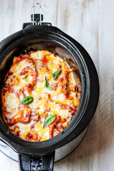 Slow Cooker Eggplant Lasagna is a perfect meal that incorporates seasonal ingredients (like ripe eggplant and fresh basil), requires minimal preparation, and is prepared entirely in a slow cooker. Eggplant Crockpot Recipes, Chicken Pomodoro, Slow Cooker Eggplant, Amazing Slow Cooker Recipes, Healthy Eggplant, Pesto Mozzarella, No Boil Lasagna, Eggplant Lasagna, Crockpot Lasagna