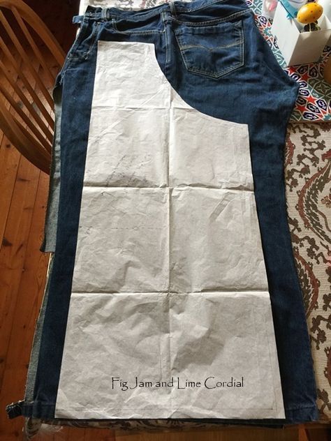 Apron Made From Jeans, Aprons From Jeans, Jeans Pockets Ideas, Simple Apron Pattern, Apron From Jeans, Make An Apron, Återvinna Jeans, Apron Pattern Free, Jean Apron