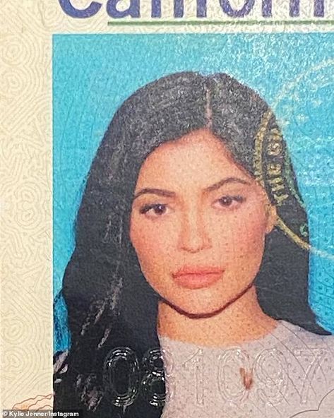 Kylie Jenner shows off glamorous driver's license photo... after organizing her accessories closet | Daily Mail Online Pretty Id Card Picture, Yearbook Photo, Trajes Kylie Jenner, Passport Pictures, Passport Photo, Jenner Sisters, Id Photo, Kylie Kristen Jenner, King Kylie