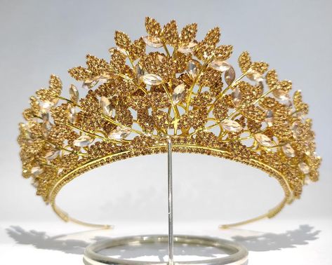 Yellow Crown, Princesa Elizabeth, Hair Accessories Tiara, Crown Aesthetic, Pearl Bride, Crown For Women, Silver Head Piece, Crown Gold, Royal Crowns