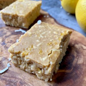 Protein Lemon Bars, Protein Bar Recipe Healthy, Homemade Protein Bars Healthy, Lemon Protein, Bars Recipes Healthy, Betty Rocker, Keto Protein Bars, Clean Treats, Low Calorie Protein