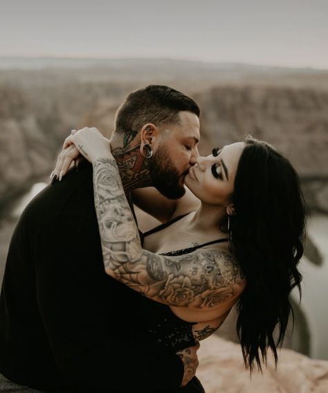 Engagement Shoot Outdoor, Alternative Engagement Photos, Tattooed Couples Photography, Engagement Pictures Winter, Desert Engagement Shoot, Tattooed Couple, Engagement Photos Arizona, Arizona Engagement Photos, Aesthetic Desert