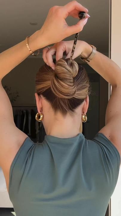 French Twist Tutorial, Garlic Knot, Wrap Ponytail, Dress Queen, Messy Bun Tutorial, French Twist Hair, Bun Tutorial, Butter Spread, French Hair