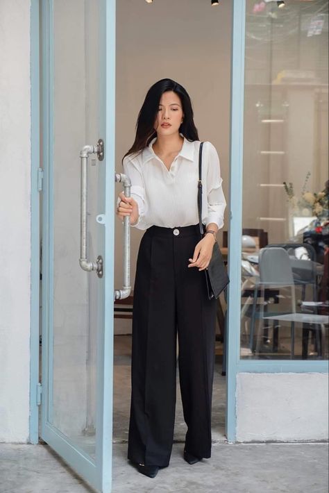 Black Pants Interview Outfit, Black And White Work Outfit Office Wear, White Shirt And Black Pants Women Formal, White Shirt And Black Trousers For Women, Formal Black Trousers Outfit Women, Office Outfits Women Inverted Triangle, Black Square Pants Outfit, White Shirt Black Pants Outfit Woman, Black Wide Pants Outfit Classy