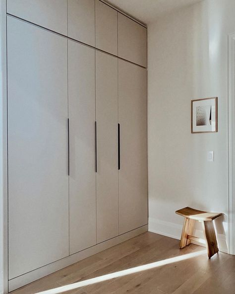 Michelle @ AM Dolce Vita (@amdolcevita) • Instagram photos and videos Minimalist Bedroom Wardrobe, Hallway Cabinets, Minimalist Hallway, Hallway Storage Cabinet, Hallway Cupboards, Minimalist Cabinet, Wall Storage Cabinets, Japandi Interior Design, Entryway Closet