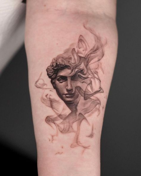 Tattoo Bras Homme, Cute Tattoos With Meaning, Surreal Tattoo, Statue Tattoo, Greek Mythology Tattoos, Muster Tattoos, Mythology Tattoos, Medusa Tattoo, Greek Tattoos