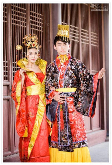 Get made up and take photos in a traditional Singaporean royal outfit Singapore Costume, Singapore Outfit, Asian Traditional Clothes, Singapore Fashion, Western Outfits Men, Traditional Hairstyle, Wedding Dress Pictures, Traditional Bride, Royal Outfits