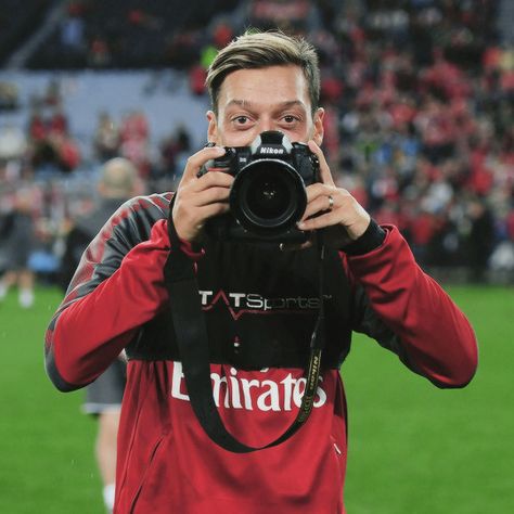 Mesut Ozil Arsenal, Ozil Mesut, Arsenal Fc Wallpapers, Mesut Ozil, Football Players Photos, Arsenal Football Club, Arsenal Football, Football Pictures, Soccer Pictures