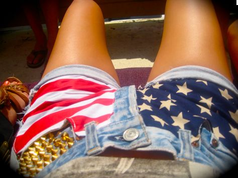 Proud to be an americaaaan... So cute Americana Aesthetic, American Flag Shorts, Lust For Life, Miss America, Vintage Americana, Red Aesthetic, American Dream, Party Girls, Lana Del Rey