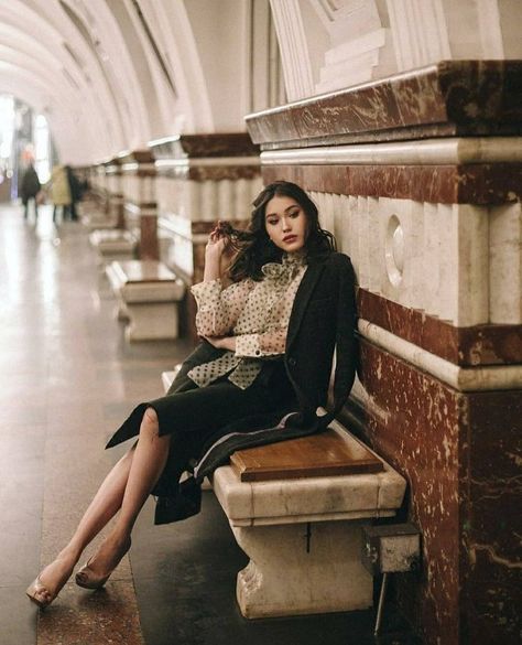 Metro Photoshoot Ideas, Underground Photoshoot, Metro Photoshoot, Street Fashion Photoshoot, Retro Looks, Street Portrait, Train Photography, Photoshoot Concept, Fall Photoshoot