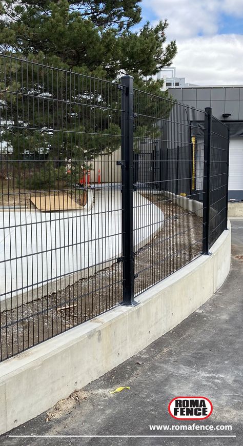 Security Fence Design, High Fence Design, Electric Fence Ideas, Security Fencing Ideas, Home Security Fence, Uređenje Dvorišta, High Security Fence, Uredenje Dvorista, Security Fence Residential