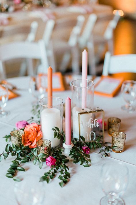 Eclectic Bud Vases Wedding, Colorful Boho Wedding Centerpieces, Unique Table Centerpieces Wedding, Simple Wedding Table Decor Round Tables, Wedding Table Decorations Round Tables Simple, Simple Summer Wedding Decor, Garden Party Wedding Centerpieces, Simple Table Numbers Wedding, Round Table Bud Vase Centerpiece