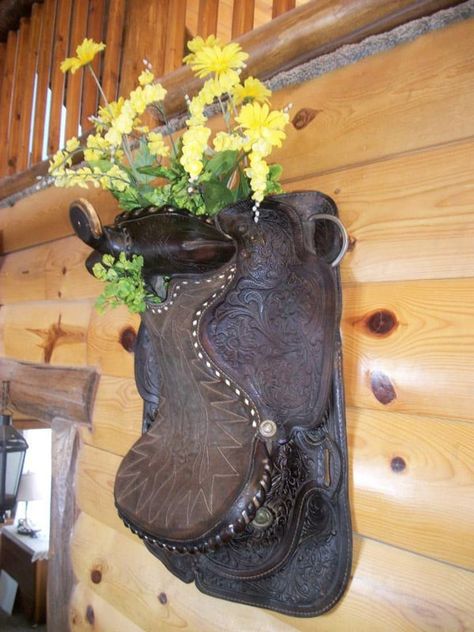 Unique Rustic Chandeliers, Saddle Decor Ideas, Saddle Display, Saddle Decor, Western Decorations, Western House, Cowgirl Decor, Western Crafts, Western Rustic