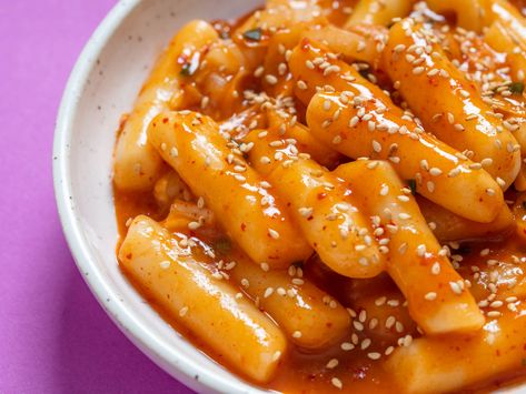 Tteokbokki is a Korean street food snack made primarily of chewy rice cakes and fiery, funky gochujang chili paste. In Lonely Planet's The World's Best Spicy Food, the cakes are tossed with slices of fried eomuk fish cake, cabbage, scallions, and garlic. Tteokbokki Recipe, Cooking Short Ribs, Fried Chicken Restaurant, Korean Rice Cake, Rice Cake Recipes, Potato Noodles, Spicy Rice, Arroz Frito, Sweet And Spicy Sauce