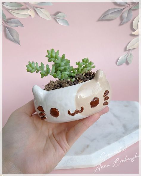 Clay Art Flower Pot, Cute Ceramic Plant Pots, Clay Crafts For Friends, Clay Pot Design, Ceramic Pot Design, Clay Projects To Sell, Ceramic Planters Ideas, Clay Plant Pots Handmade, Clay Pot Designs