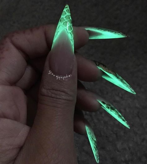 Pink Snake Nails, Rave Nails Acrylic, 30th Nails, Glowing Nails, Medusa Nails, Glow In The Dark Nails, Alien Nails, Dark Nail Art, Rave Nails