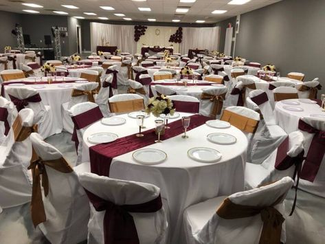 White Seat Covers, Burgundy Table Runner, Red And Gold Quince, Round Wedding Tables, Gold Table Setting, Indoor Wedding Receptions, Elegant Chair, Banquet Tables, Wedding Reception Venues