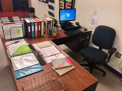 TEACHER Preschool Desk, Teacher Desks, Teacher Desk Areas, Desks Ideas, Teacher Desk Organization, Organization Life, Principals Office, Teacher Office, Teacher Desk