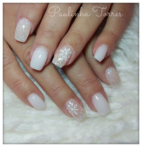 Silver And White Winter Nails, Iridescent Snowflake Nails, Christmas Nails Snowflake Glitter, Winter Dip Nail Designs, White Christmas Nail Designs Snow Flake, Snow Flake Nails Christmas, Christmas Nail Designs Snowflakes, Holiday Nails Winter Christmas White, Snowy Nails White Glitter