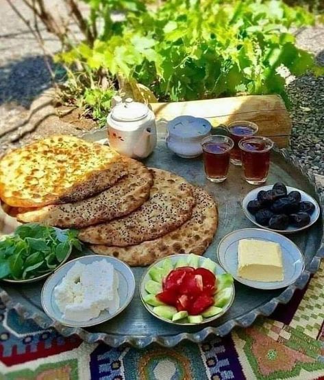 Iran Food, Persian Cuisine, Bistro Food, Iranian Food, Romantic Meals, Food Displays, Persian Food, Food Table, Arabic Food