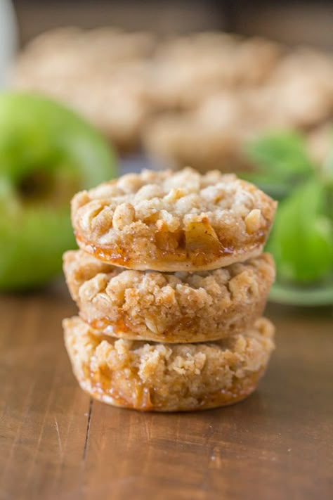 Dutch Apple Pie Cookies - The perfect little three bite dessert with a flakey pie crust, cinnamon apple filling, and a sweet buttery crumb topping! #applepie #cookies #minidessert Apple Dessert Recipes Healthy, Healthy Apple Desserts, Fun Thanksgiving Desserts, Apple Pie Cookies, Dutch Apple Pie, Tarte Fine, Dutch Apple, Apple Cookies, Pie Cookies