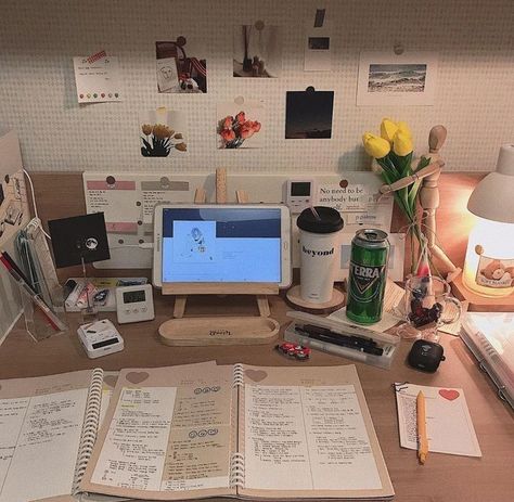 ˏˋ @vensooya ˎˊ˗ // © 𝙘𝙧𝙚𝙙𝙞𝙩 𝙩𝙤 𝙤𝙬𝙣𝙚𝙧 ! // desk aesthetic Study Table Aesthetic, Table Aesthetic, Study Desk Decor, Study Corner, Desk Inspiration, Study Room Decor, Aesthetic Rooms, Study Areas, Study Space