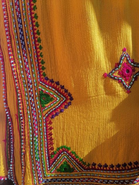 Balochi Embroidery Design, Kutch Work Designs, Hand Beaded Embroidery, Hand Embroidery Dress, Kutch Work, Diy Embroidery Designs, Bead Embroidery Tutorial, Hand Embroidery Patterns Flowers, Handmade Embroidery Designs