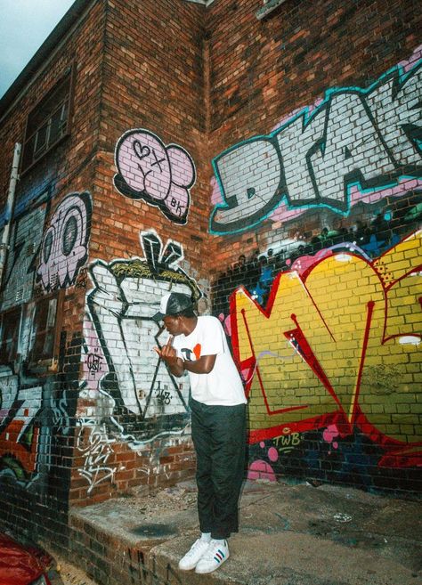 Graffiti Pictures Photography, 90s Graffiti Aesthetic, Graffiti Fashion Photography, Urban Aesthetic Photography, Graffiti Picture Ideas, Nyc Street Photoshoot, Streetwear Picture Ideas, Graffiti Senior Pictures, Graffiti Wall Photoshoot