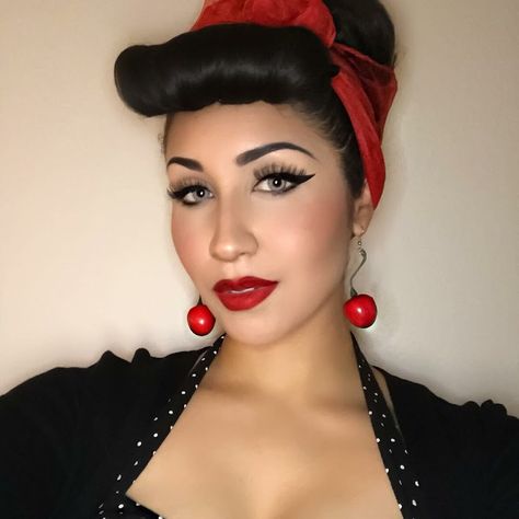 Pinup Makeup Looks, Grease Makeup Ideas, 50s Pinup Makeup, 1950s Makeup Look, 1950’s Make Up, Camille Hairstyle, Pin Up Makeup Vintage, 50s Makeup Looks, Rockabilly Eye Makeup