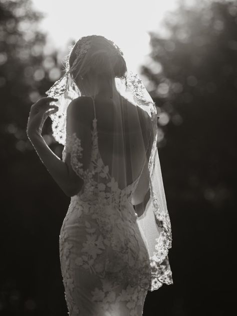 Moody Wedding Photography, Best Wedding Photos, Bridal Photography Poses, Bride Photoshoot, Wedding Details Photography, Vogue Wedding, Wedding Picture Poses, Romantic Wedding Photos, Wedding Photography Styles