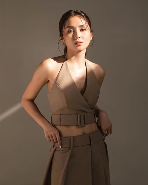 Kathryn Bernardo Port, Kathryn Bernardo Photoshoot, Rpw Port Girl Aesthetic Korean, Bella Marie, Kathryn Bernardo, Bff Photoshoot, Crop Tops, Beauty