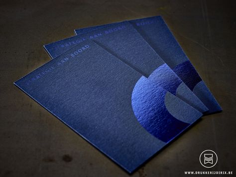 Blue Hotfoil on blue keaykolor paper: love it! Design: Livid Communication - Proudly printed in Belgium by www. Letterpressgust.com #letterpressgust #hotfoil #creativebusinesscards #drukkerijdirix Chocolate Packaging Design, Brochure Design Creative, Stroopwafel, Business Card Inspiration, Blue Foil, Grafic Design, Brochure Cover, Business Cards Creative, Metallic Blue