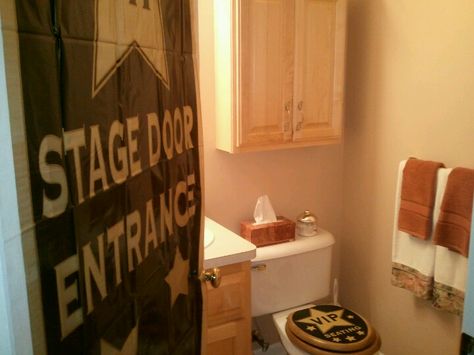 "Stage Door" sign for bathroom Movie Themed Bathroom, Vintage Hollywood Decor, Movie Themed Rooms, Outdoor Movie Night Party, Prom Party Ideas, Sign For Bathroom, Outdoor Movie Party, Hollywood Decor, Academy Awards Party